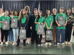 Prefeita Adriana Roncada prestigia aula inaugural da nova fase do projeto Jovens da Indústria